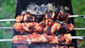 Românii nu își mai permit să pună carne pe mese! Țara noastră a ajuns din nou la coada Europei